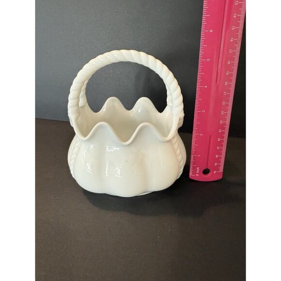 Maryland China White Porcelain Rope Handle Basket Vase Scalloped Edge Taiwan - Picture 3 of 7
